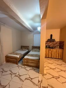 a room with two beds in a room with a ceiling at Horizon in Ureki