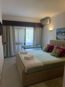 タヴィラにあるTavira Nature Houseのタオルが敷かれたベッドのある寝室