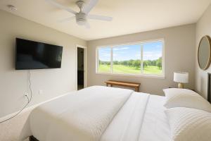 Ένα ή περισσότερα κρεβάτια σε δωμάτιο στο Golf Course View Home- 2 Bed and 2.5 Bathrooms