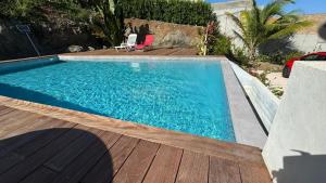 Les Griselles 3 Hauts Baie Orientale - Appart 1ch 4p vue MER内部或周边的泳池