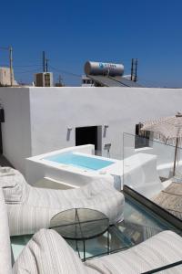 Peldbaseins naktsmītnē White Curves Santorini vai tās tuvumā