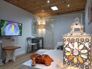 TV a/nebo společenská místnost v ubytování La casa del Buda Cerca de la playa con piscina