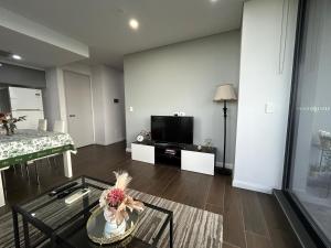Una televisión o centro de entretenimiento en Sun-filled Apt w Stunning Open Views of Park&City