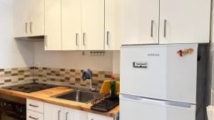 Η κουζίνα ή μικρή κουζίνα στο Las Americas Camison With Pool and Patio 10 By Tenerife365