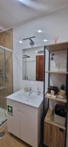 タヴィラにあるTavira Nature Houseの洗面台、鏡、シャワー付きのバスルーム +30枚の写真