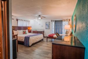 Voodi või voodid majutusasutuse Drift Inn San Pedro toas