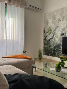 Una sala de estar con un sofá y una mesa de cristal. en Casa Maria, en Iglesias 10 fotos más