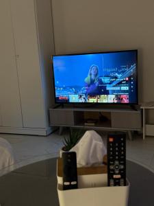 Μια τηλεόραση ή/και κέντρο ψυχαγωγίας στο استديو المحالة