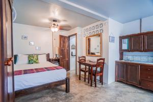 Voodi või voodid majutusasutuse Drift Inn San Pedro toas