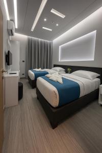 Postel nebo postele na pokoji v ubytování Matar Residence - Spacious Hotel Suites in Beirut