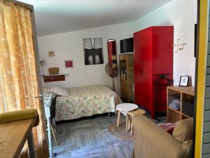 Μια τηλεόραση ή/και κέντρο ψυχαγωγίας στο Charmant petit paradis indépendant sur Jardin et Piscine au porte de Toulouse la ville Rose
