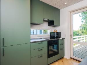 Η κουζίνα ή μικρή κουζίνα στο 6 person holiday home in Knebel-By Traum