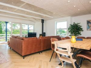 Μια τηλεόραση ή/και κέντρο ψυχαγωγίας στο 6 person holiday home in Knebel-By Traum