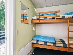 Μία ή περισσότερες κουκέτες σε δωμάτιο στο 6 person holiday home in Knebel-By Traum +19 φωτογραφίες