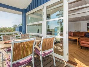 Χώρος καθιστικού στο 6 person holiday home in Knebel-By Traum