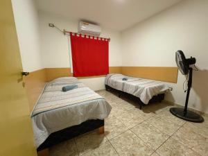 Katil atau katil-katil dalam bilik di Casa con Garage Puerto Iguazú, zona residencial