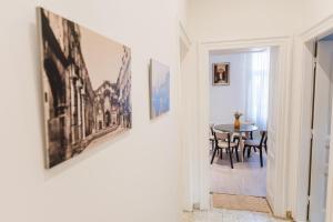 korytarz ze stołem i zdjęciami na ścianie w obiekcie Apartment Vetom w Splicie