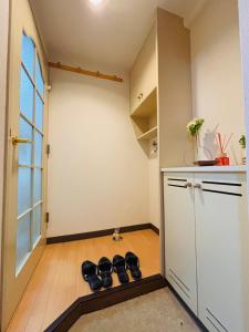 札幌市にあるNakajima502 1stop to Susukino, quiet location next to Nakajima Park, can accommodate 2 peopleのキッチンの床に置かれた靴の束