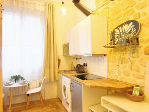 Η κουζίνα ή μικρή κουζίνα στο Cosy petit Monparnasse retreat +2 φωτογραφίες