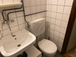 Et badeværelse på City View Apartment