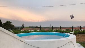Bazén v ubytování Lo Mas nebo v jeho okolí