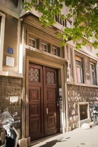 una porta di un edificio con una moto parcheggiata di fronte di Apartment Vetom a Spalato (Split)