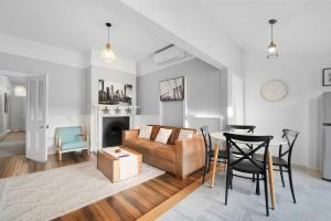 Χώρος καθιστικού στο Charming 2-Bed House in North Hobart