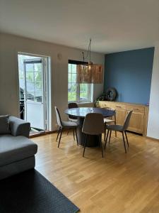 un soggiorno con tavolo e sedie di Ski in ski out mountain apartment a Håra