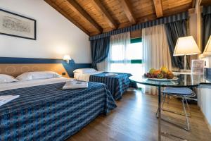 Postel nebo postele na pokoji v ubytování West Point Airport Hotel