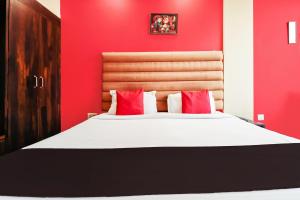 A bed or beds in a room at Hotel O Garden View