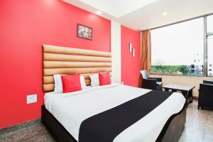 A bed or beds in a room at Hotel O Garden View