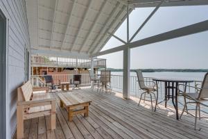 Fotografie z fotogalerie ubytování Porch and Deck Cliff View Haven Rocky Mount Gem v destinaci Rocky Mount