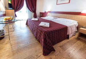 Postel nebo postele na pokoji v ubytování West Point Airport Hotel
