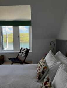 Postel nebo postele na pokoji v ubytování Beautiful Cottage with Stunning Views Carbost Skye