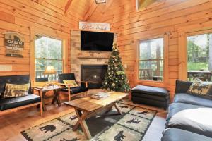 Ruang duduk di Peek A Boo Cabins: Cozy Cabin