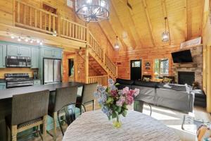 Dapur atau dapur kecil di Peek A Boo Cabins: Cozy Cabin