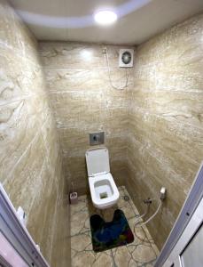 a small bathroom with a toilet in a room at Adem s1 in 'Aïn el Turk +1 photo