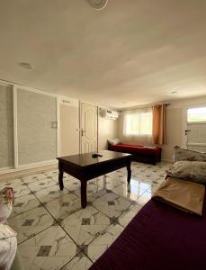 a living room with a table and a couch at Adem s1 in 'Aïn el Turk