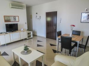 Televízia a/alebo spoločenská miestnosť v ubytovaní Apartments Eddie