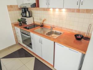 Kuchyňa alebo kuchynka v ubytovaní Apartments Eddie
