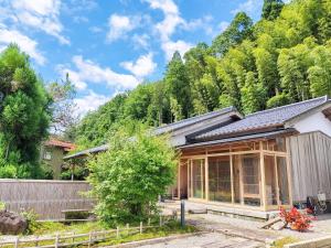 能美市ひぐらし山荘的一座小房子,带栅栏和树木