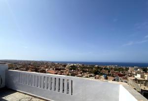 een balkon met uitzicht op de stad bij Adem s6 in 'Aïn el Turk +2 foto's