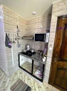 een kleine keuken met een aanrecht in een kamer bij Adem s6 in 'Aïn el Turk