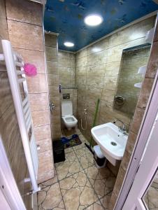 een badkamer met toilet en wastafel bij Adem s6 in 'Aïn el Turk