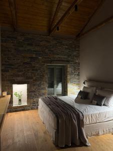 Cama ou camas em um quarto em EJ Boutique Suites