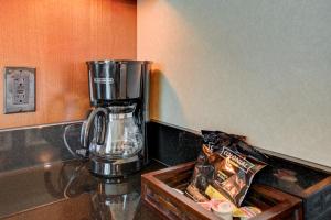 Set per la preparazione di tè e caffè presso Solstice Studio at MGM Signature Tower 3 BALCONY STRIP VIEW F1 TRACK VIEW