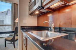 Cucina o angolo cottura di Solstice Studio at MGM Signature Tower 3 BALCONY STRIP VIEW F1 TRACK VIEW