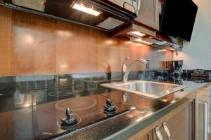 Cucina o angolo cottura di Solstice Studio at MGM Signature Tower 3 BALCONY STRIP VIEW F1 TRACK VIEW