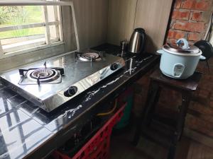 Kuchyň nebo kuchyňský kout v ubytování Homestay Kampung Den