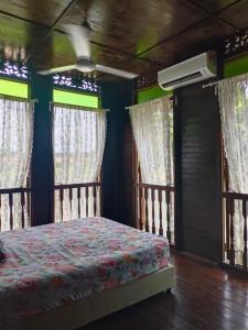 Postel nebo postele na pokoji v ubytování Homestay Kampung Den